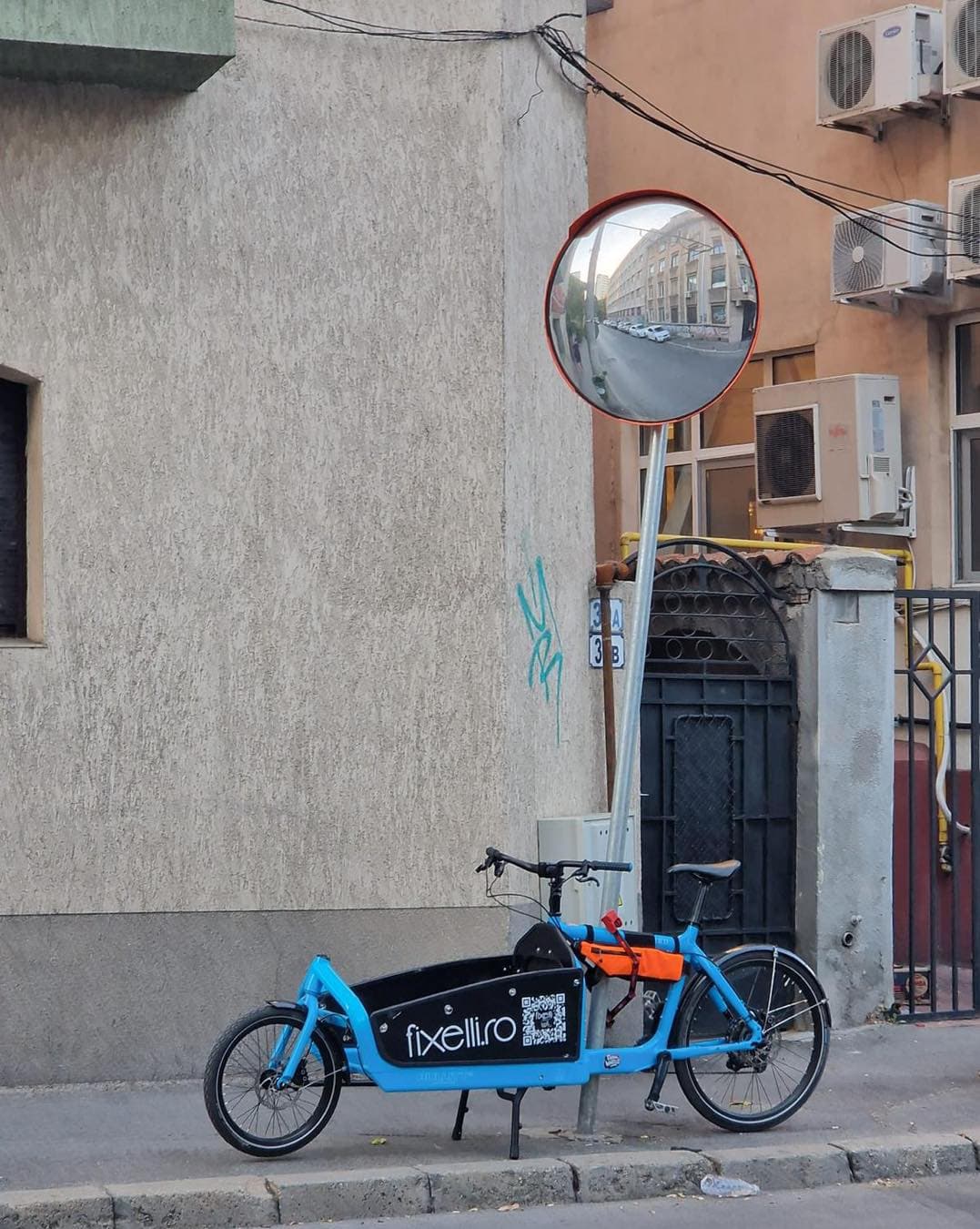 Bullitt Bluebird parcat pe stradă