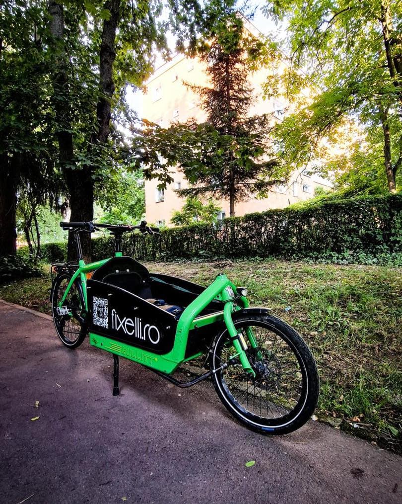 Bullitt verde cu scaun de copil în parc