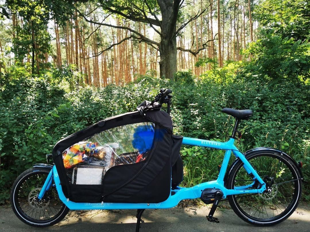 Bullitt Bluebird cu canopy pentru copii, pe drum forestier