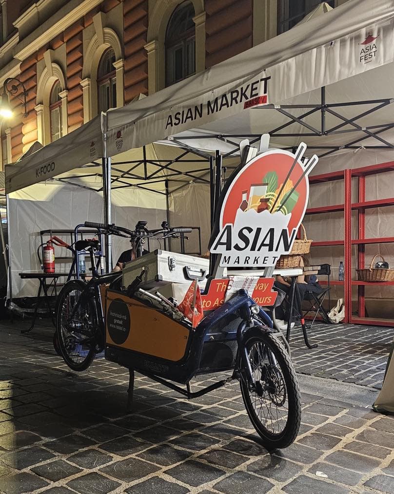 Bullitt ajutând la mutarea unui stand stradal