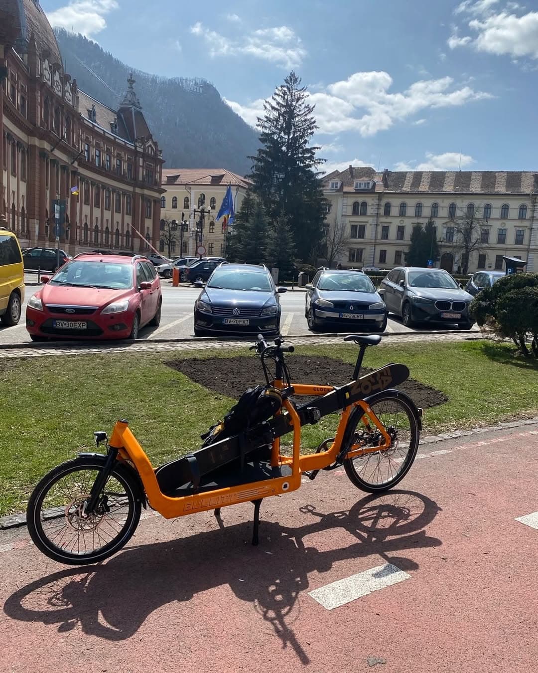 Bullitt transportând echipament de ski — iarna 2020