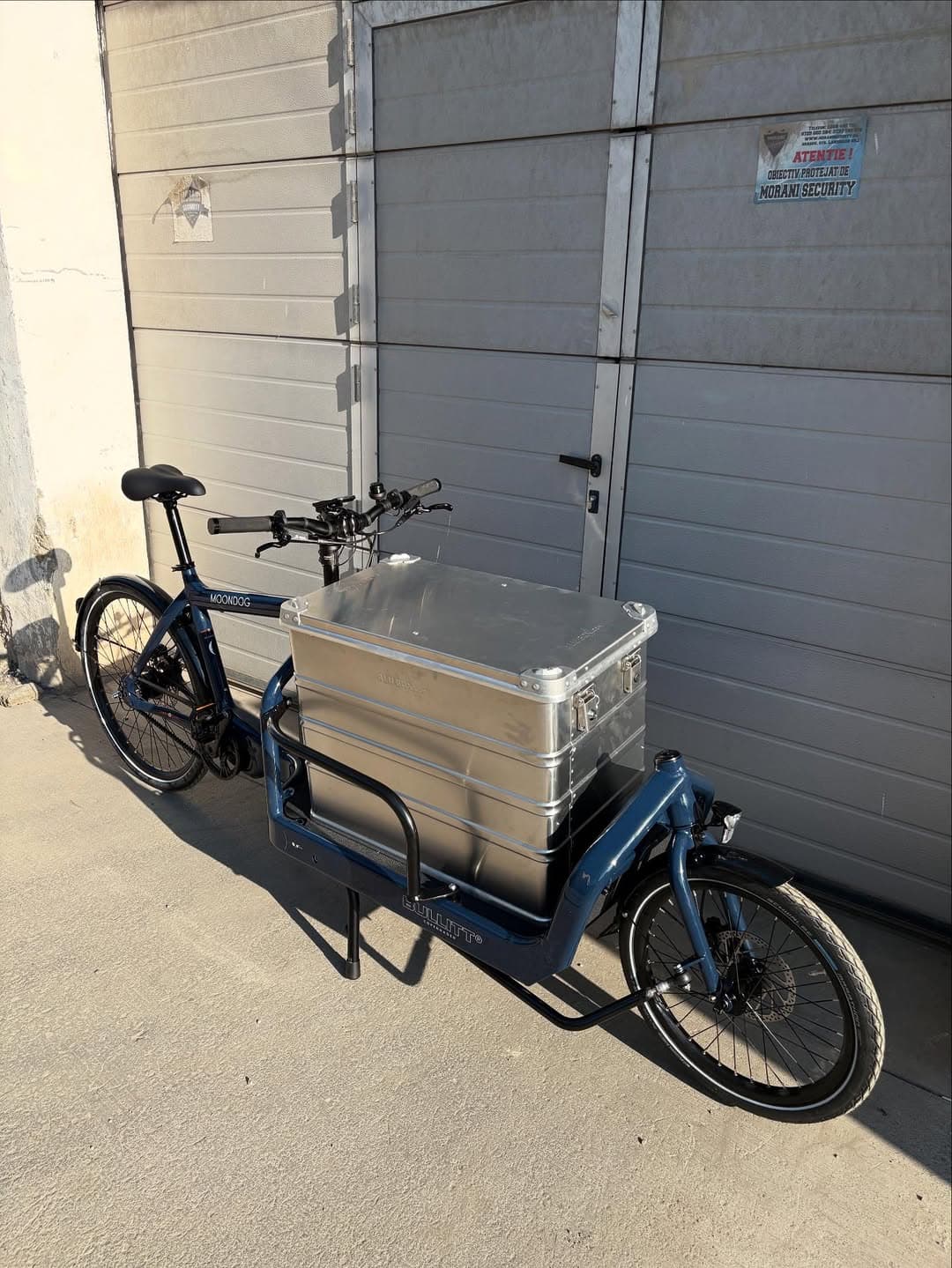Cargo bike cu box de aluminiu — fără mașină în oraș