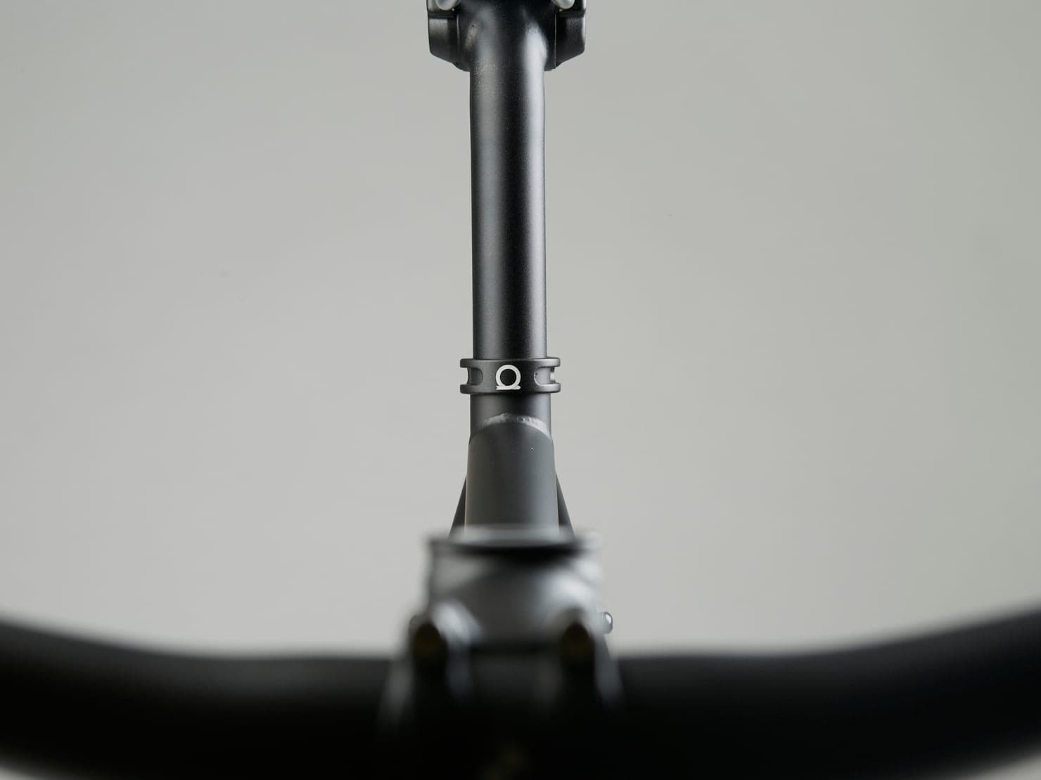 Omnium CXC V4 Pirate Black — detaliu cadru