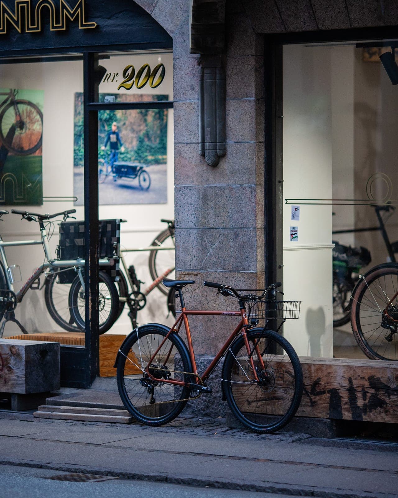 Omnium CXC în fața magazinului Omnium din Copenhaga