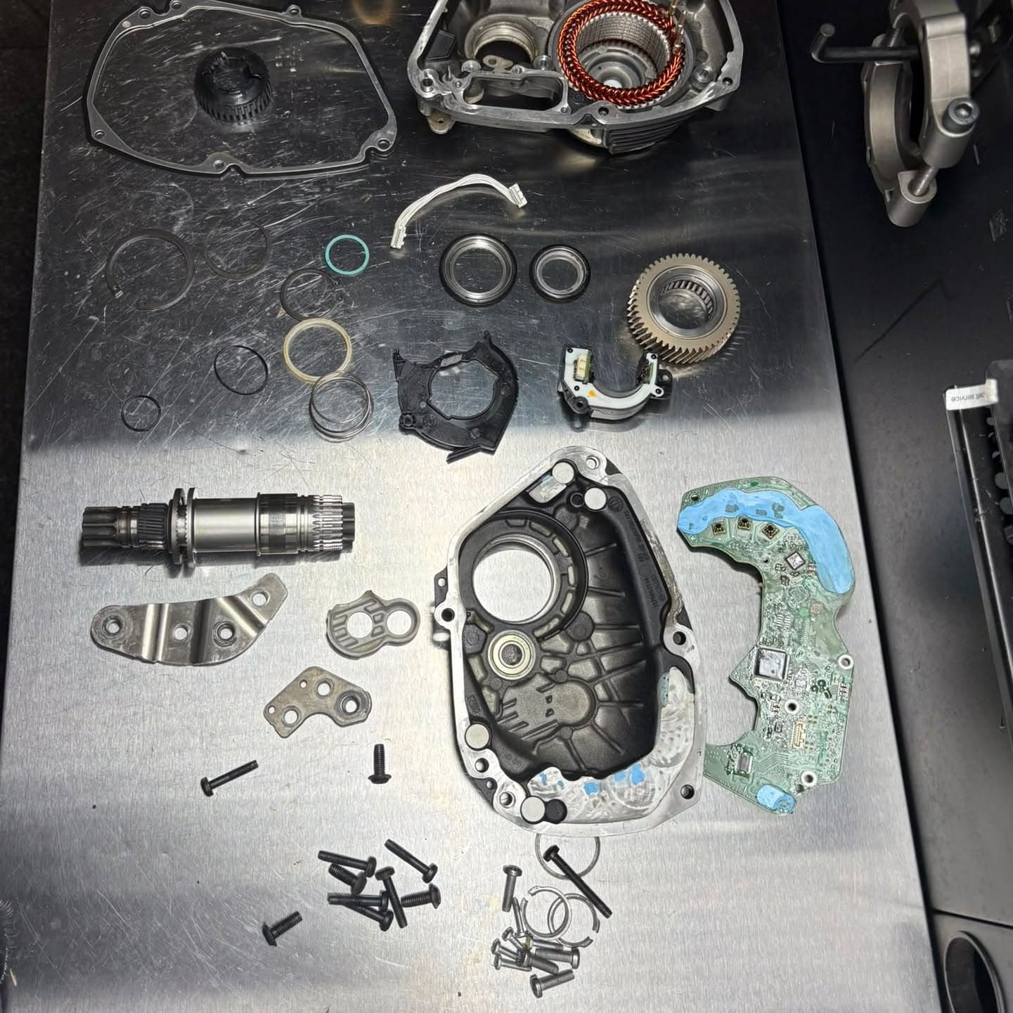 Motor Brose desfăcut complet pe bancul de lucru — carcase, rulmenți, senzori și placă electronică