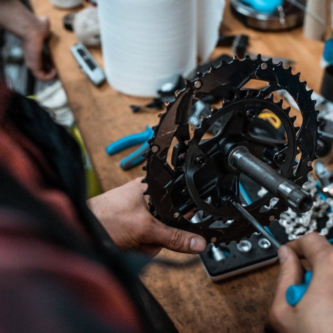 Mecanic Fixelli lucrând la transmisia unei biciclete în atelier